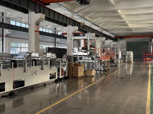 주문 PETG 장식용 잎 진압 라인 600KG/H 출력 및 0.2-2mm 두께 범위 단일 / 쌍 나사 디자인을 특징으로 online manufacture